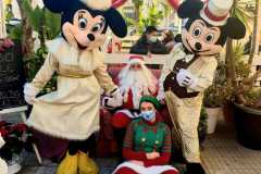 babbo-natale-con-elfo-minnie-e-topolino